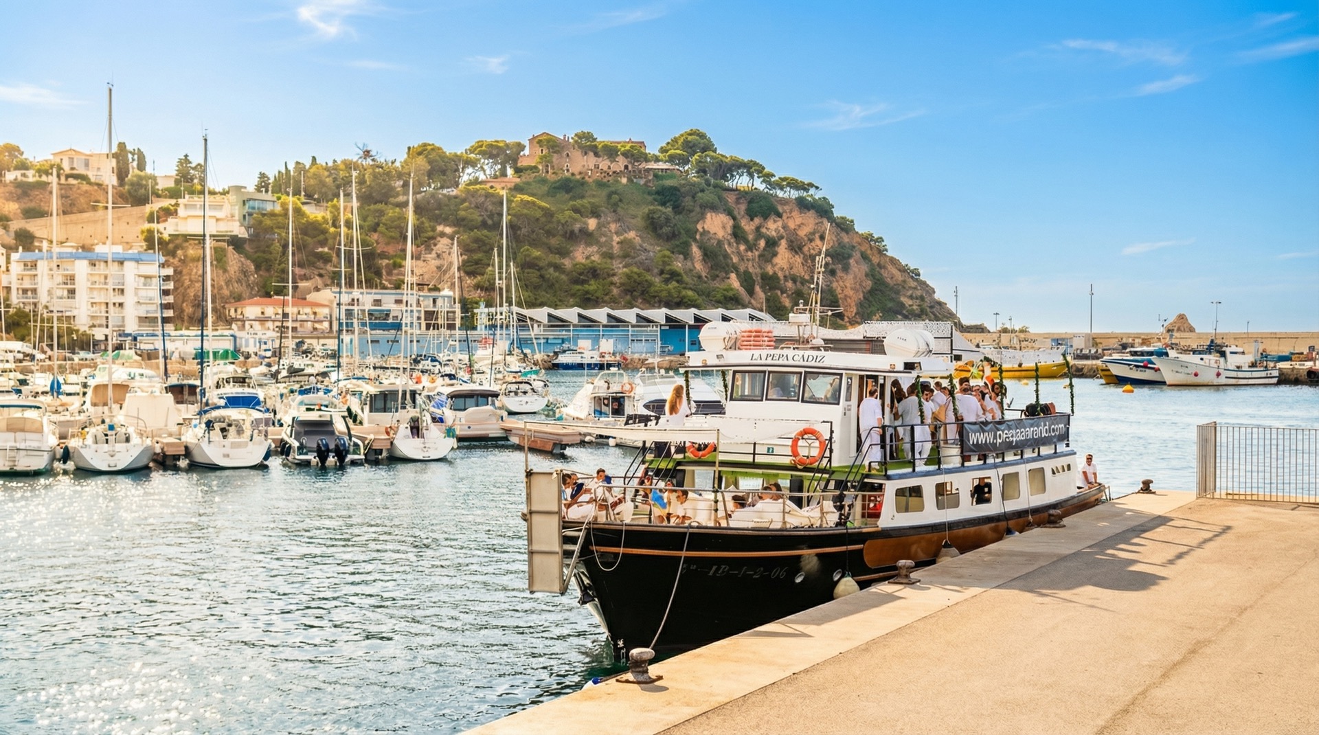 Barco Atlantis amarrado en el puerto de Blanes, Costa Brava