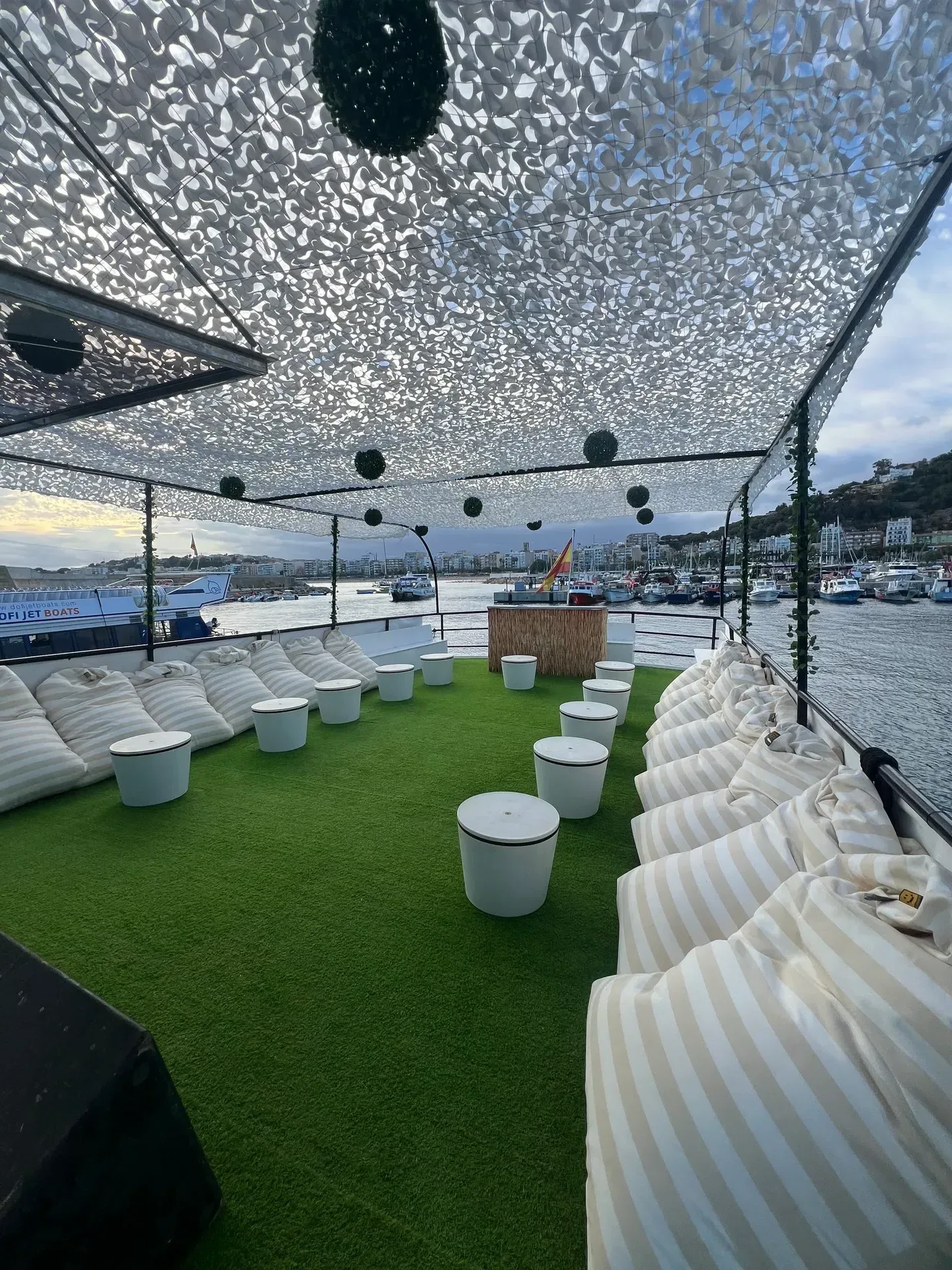 Familia disfrutando en la cubierta del barco Atlantis en la Costa Brava
