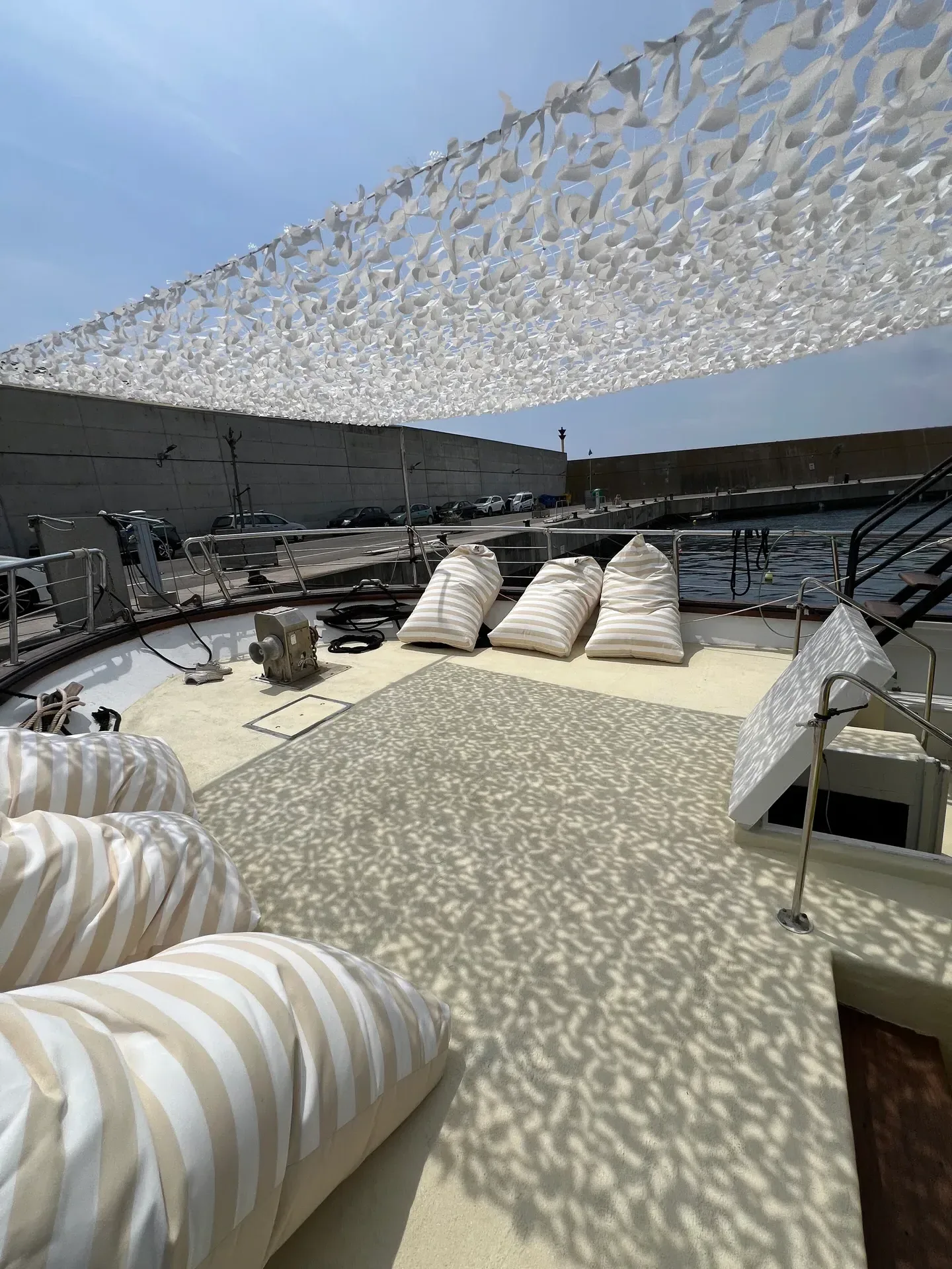 Cubierta del barco Atlantis preparada para evento corporativo