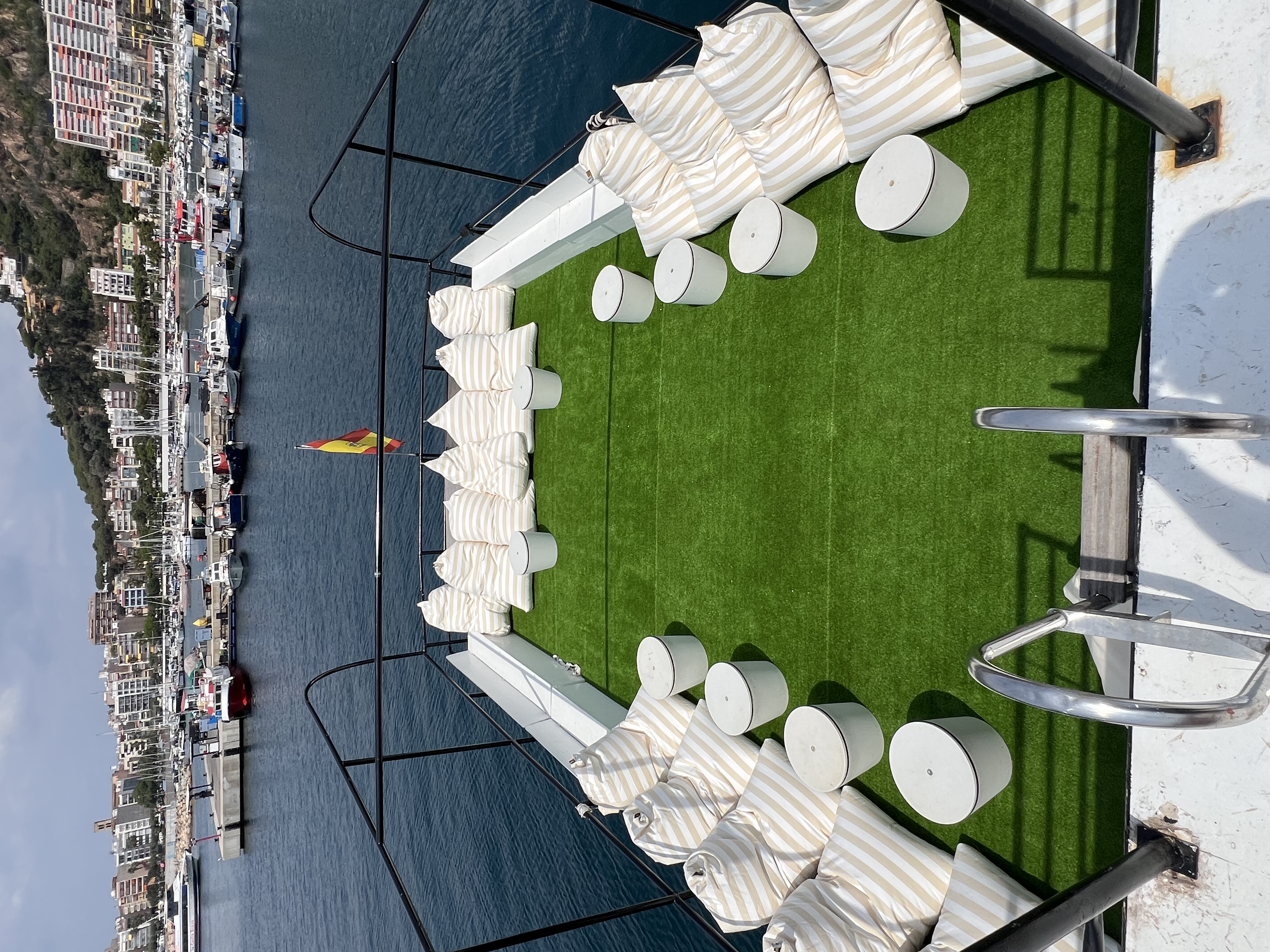 Vista cenital de la cubierta del Atlantis en el puerto