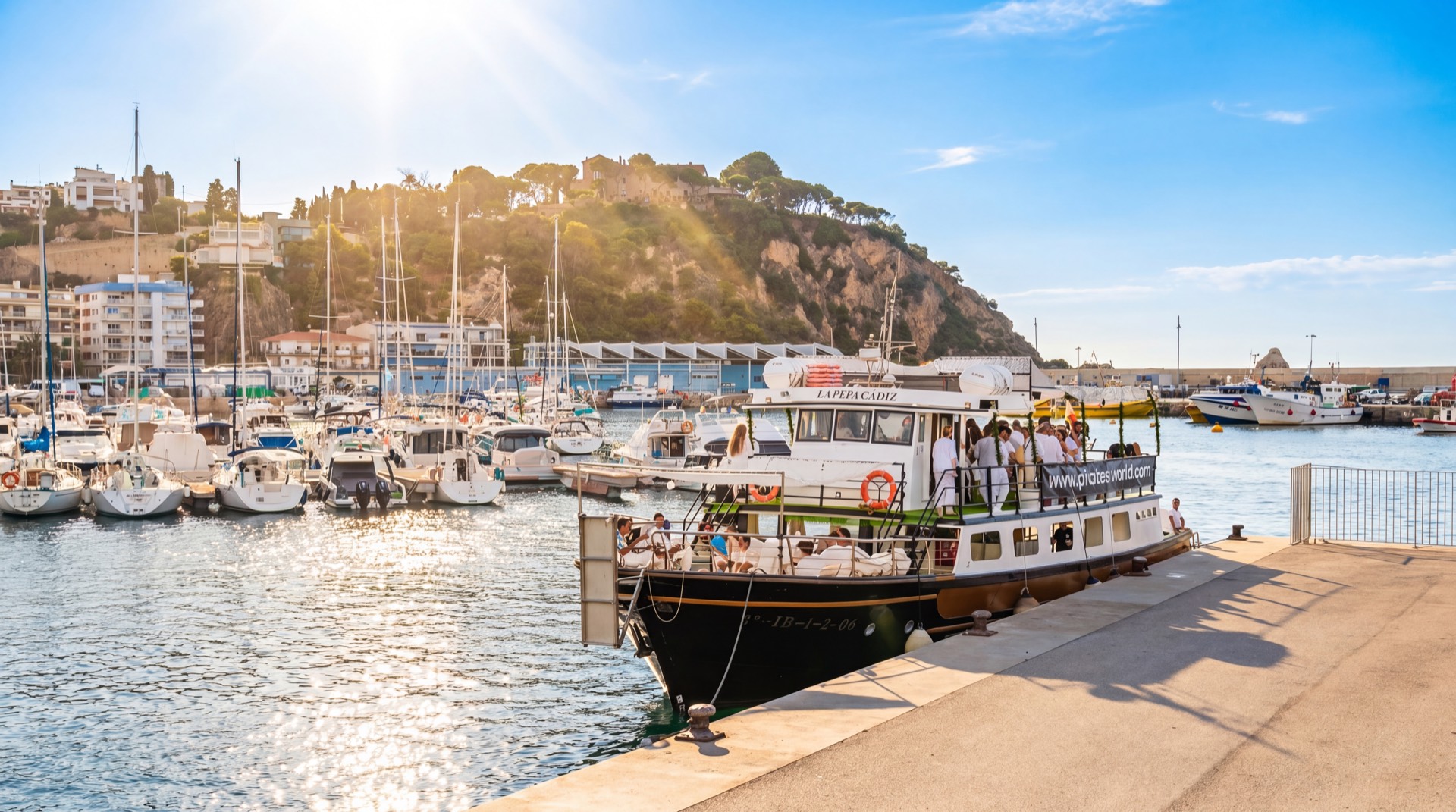 Atlantis Experience amarrado en el Port de Blanes al atardecer · Excursión en barco Costa Brava
