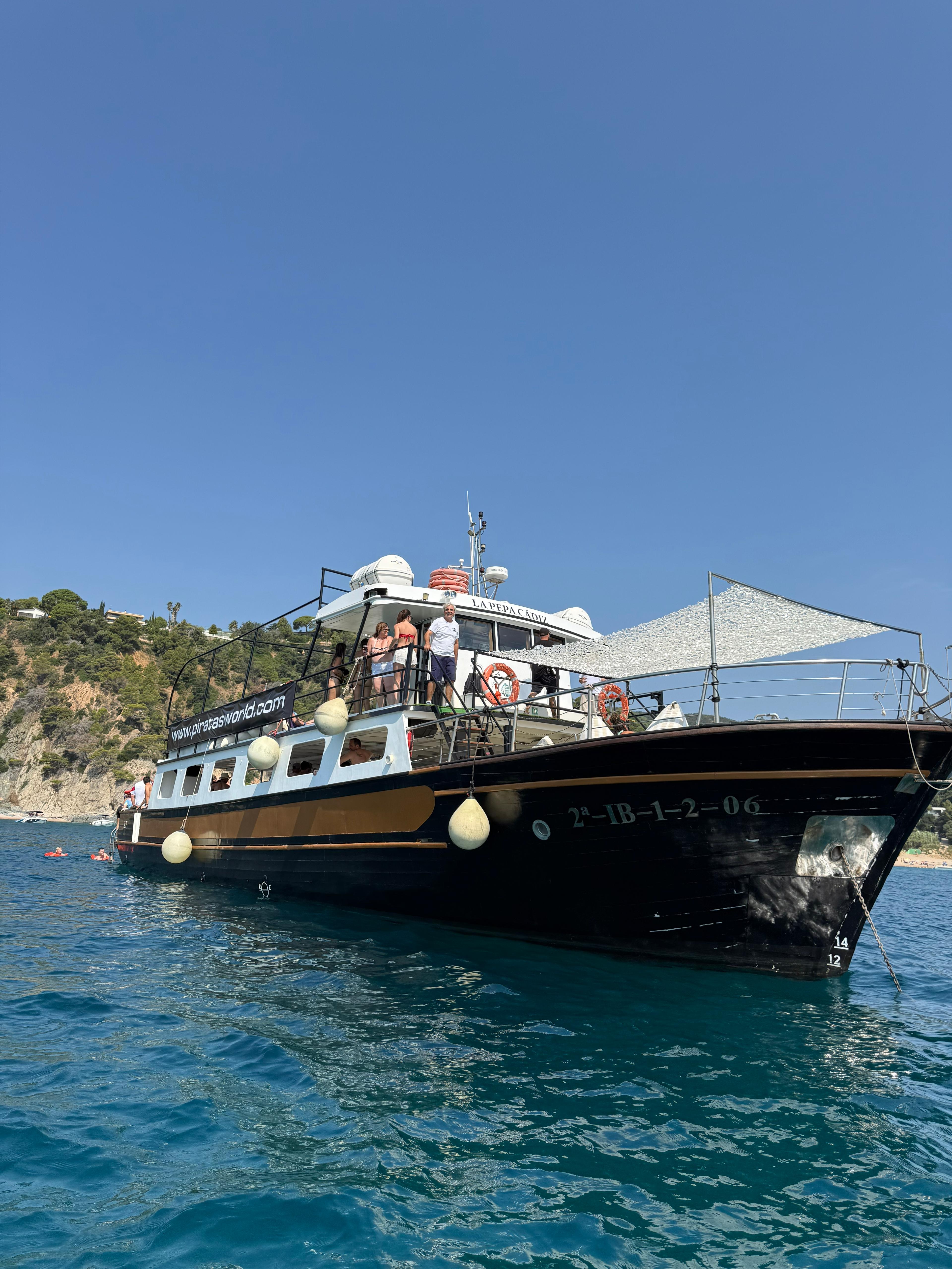 Barco Atlantis navegando con pasajeros · Costa Brava