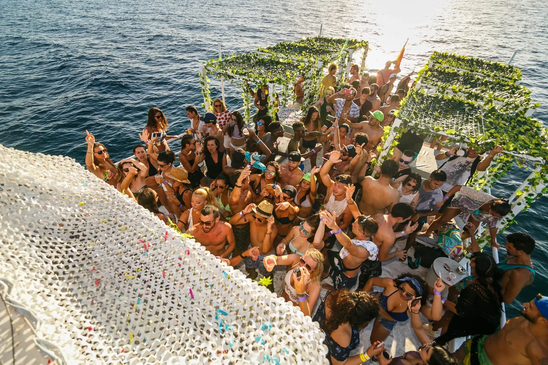 Atardecer desde el barco Atlantis navegando por la Costa Brava
