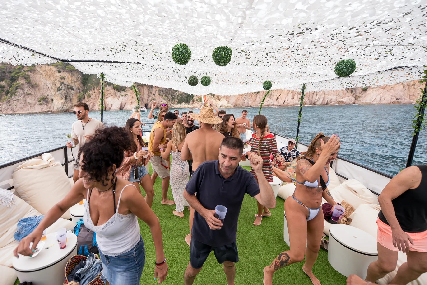 Fiesta en Barco en la Costa Brava: La Experiencia Atlantis