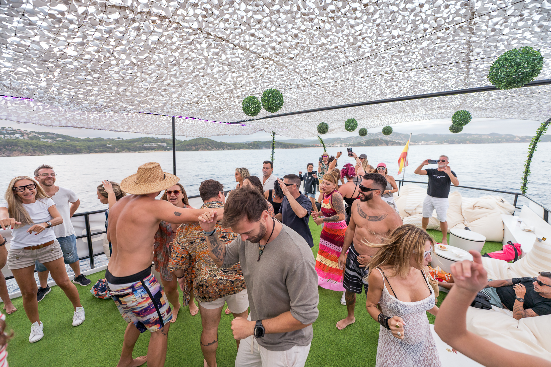 Pasajeros bailando en la cubierta del Atlantis · Costa Brava